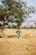Femme Peul dans la savane