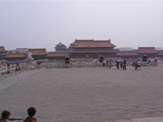 Shooted from the top of the stairs in front of the main palace, this video is showing the door leading to the first court, and gives a good impression about this gigantic place.